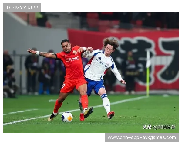 上海海港莱昂纳多边路快速带球：足球新风潮，攻防全能新典范